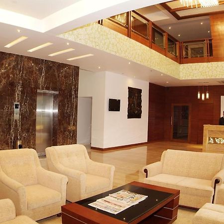 Parijatha Gateway Hotel Бангалор Екстериор снимка