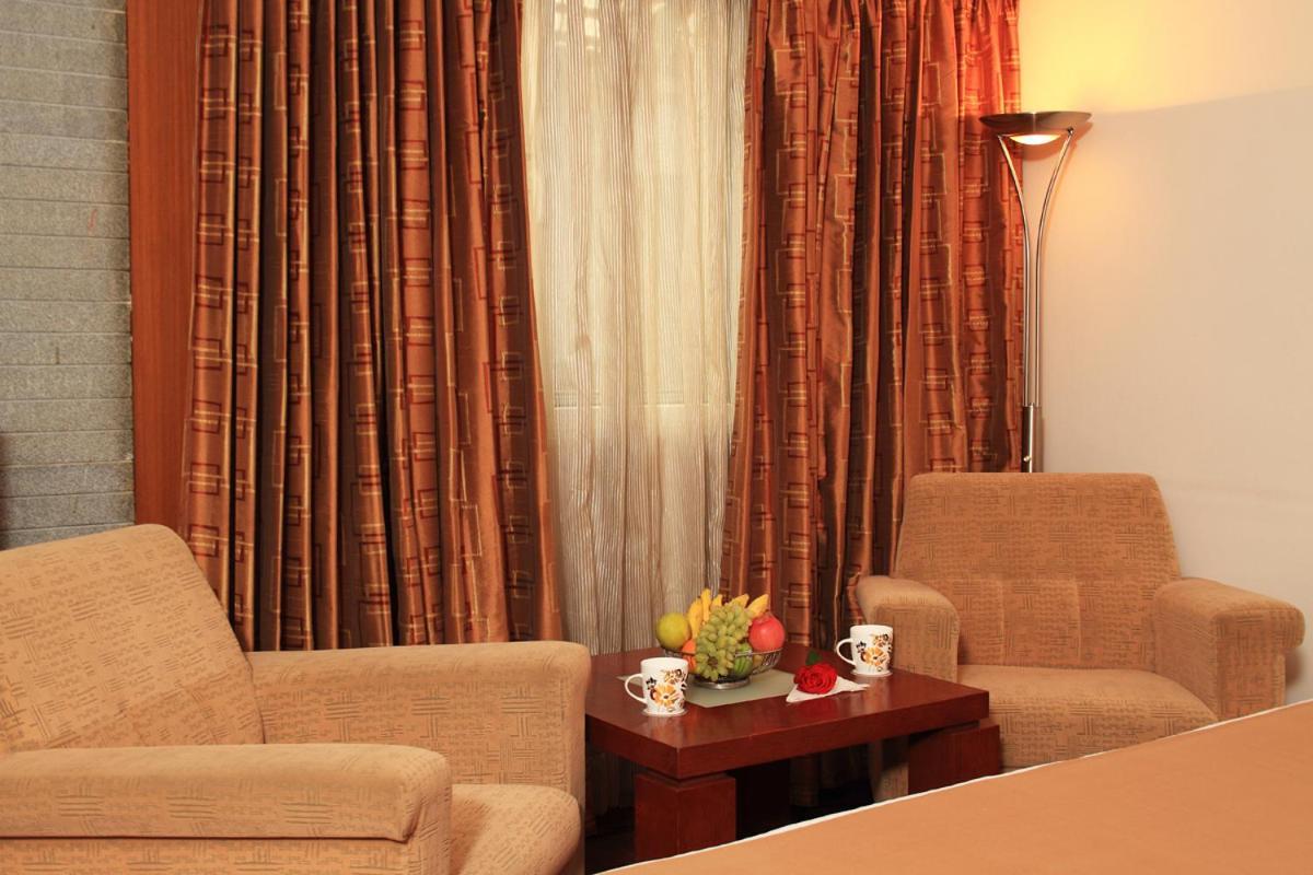 Parijatha Gateway Hotel Бангалор Екстериор снимка