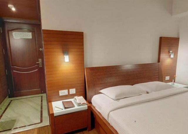 Parijatha Gateway Hotel Бангалор Стая снимка