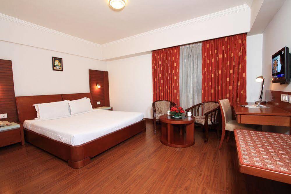Parijatha Gateway Hotel Бангалор Екстериор снимка